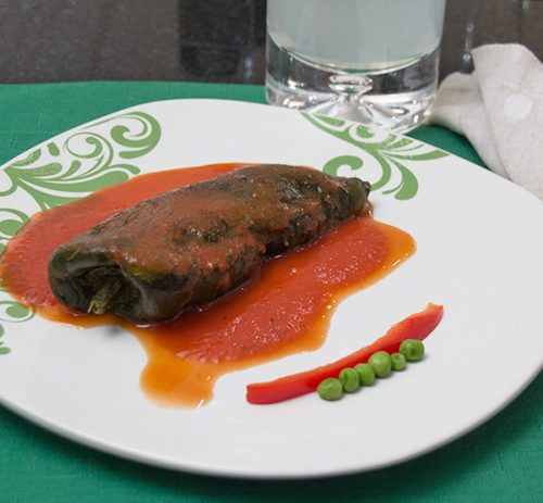 Chile relleno en salsa de tomate - Vidactual
